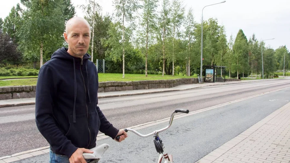 Nicke Nordmark bor nära Gymnasiebyn och färdas förbi platsen för onsdagens olycka varje dag. Han är mycket kritisk till trafiksituationen vid skolan.