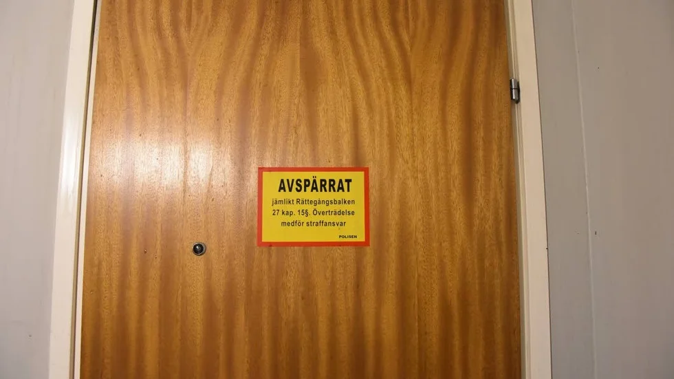 Lägenheten där det brand är avspärrad i avvaktan på att polisens tekniker ska göra en platsundersökning. Brandorsaken är okänd.