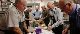 Matglada gubbar provar sig fram i köket