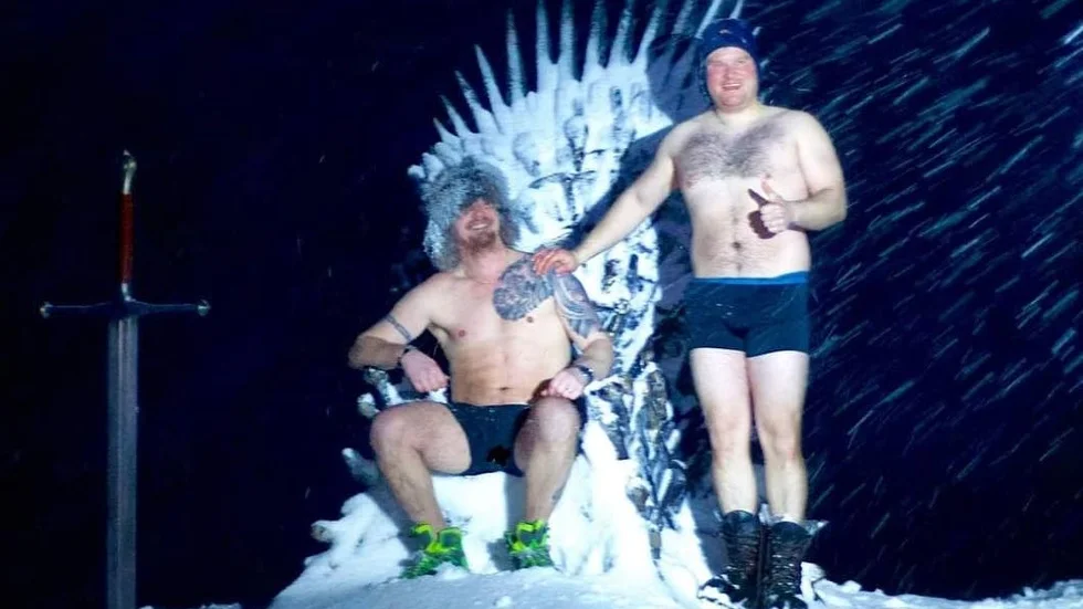 Roger Siik och Nils-Erik Sunna ville att bilden skulle bli litet annorlunda, så de klädde av sig i bara kalsongerna. Att det blåste snöstorm fick de stå ut med.