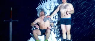 Coola killar på tronen i snöstorm