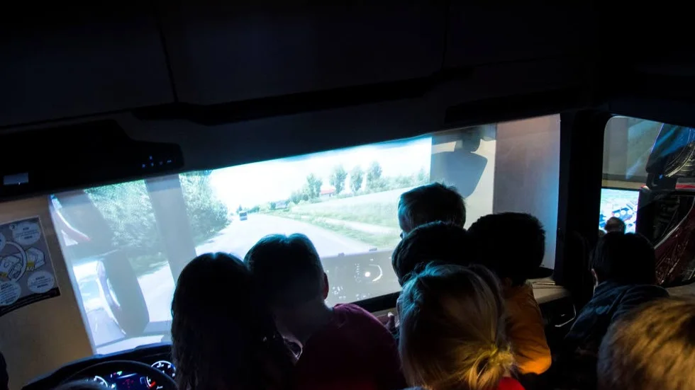 Trängseln var stor i lastbilens förarhytt under invigningen.