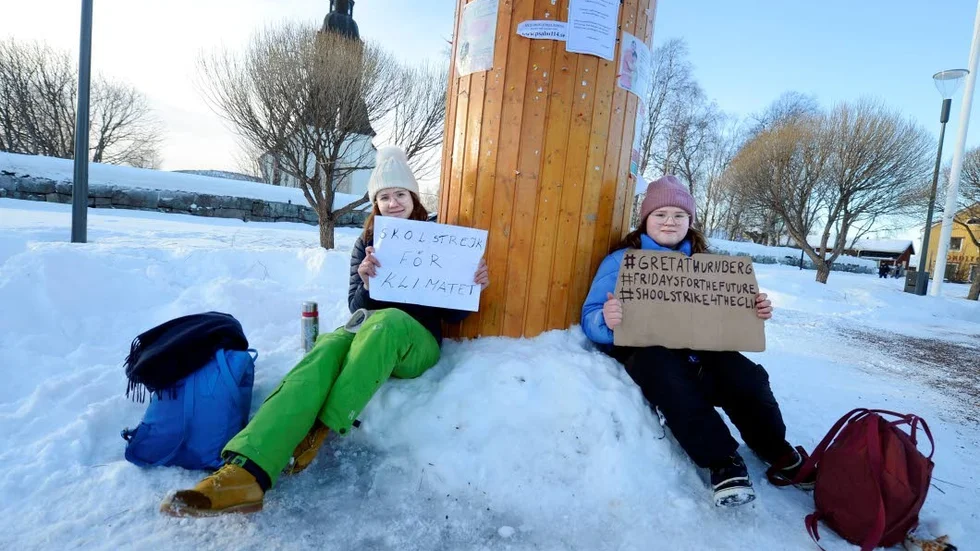 Frånvaron från skolan var väl värd ifall de kunde få någon att tänka till kring klimatfrågan, menade strejkande Sofia Tegelid, 14 år och Klara Cedering, 12 år