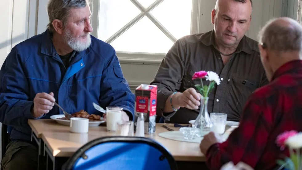 Per Nilsson från Gunnarsbyn och Mats Nilsson från Överstbyn passade på att äta fettisdagslunch i Valvträsk.