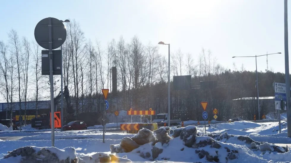 I direkt anslutning till rondellen mellan Björkskataleden och Haparandavägen är en fil avstängd.