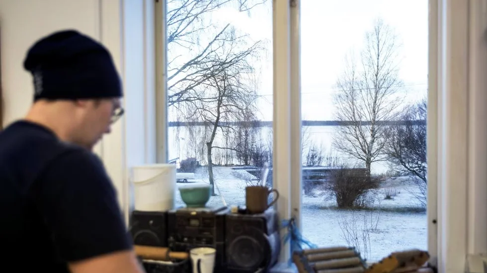 När hon står vid bakbordet har hon vacker utsikt över havet.