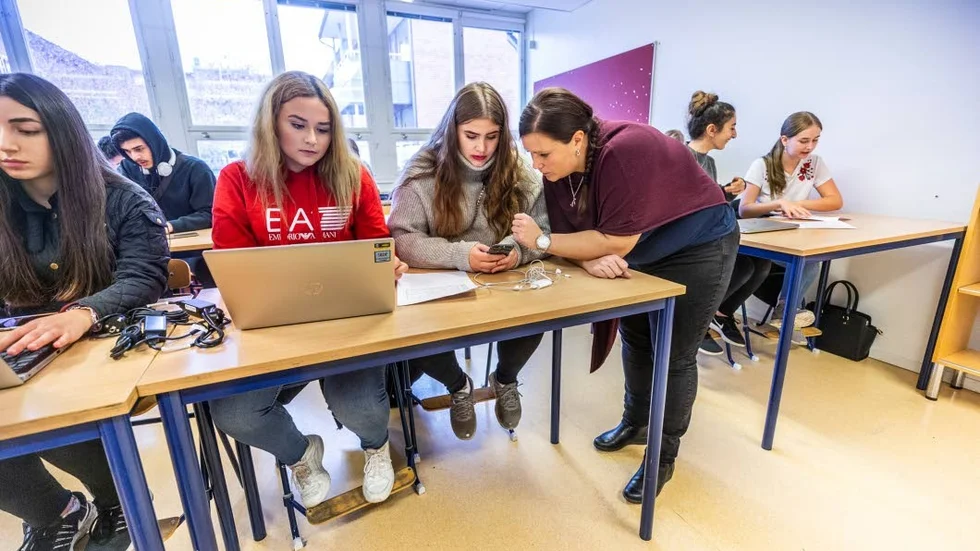 Representanter för Lärarnas riksförbund skriver ett debattinlägg. Personerna på bilden har ingen direkt koppling till texten.