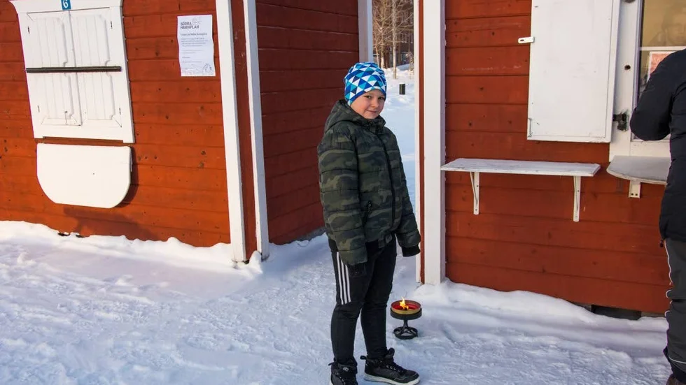Elias Eriksson frös inte när han stod i kioskkön för att köpa bullar.