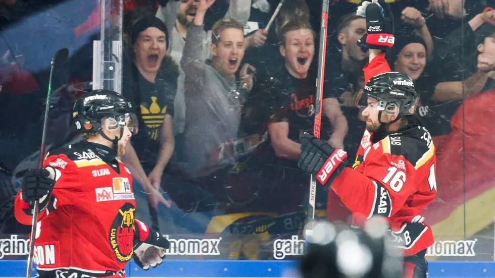 Niklas Olausson till höger avgjorde sin vana trogen matchen mot Rögle.