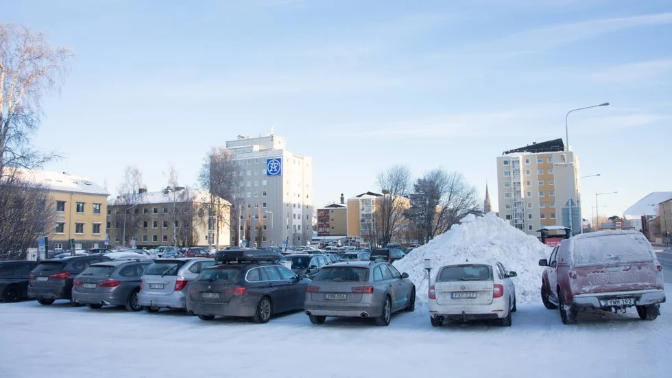 Den stora parkeringsplatsen vid länsstyrelsen är snart historia. P-platserna är uppsagda och efter påskhelgen startar provtagning av marken.