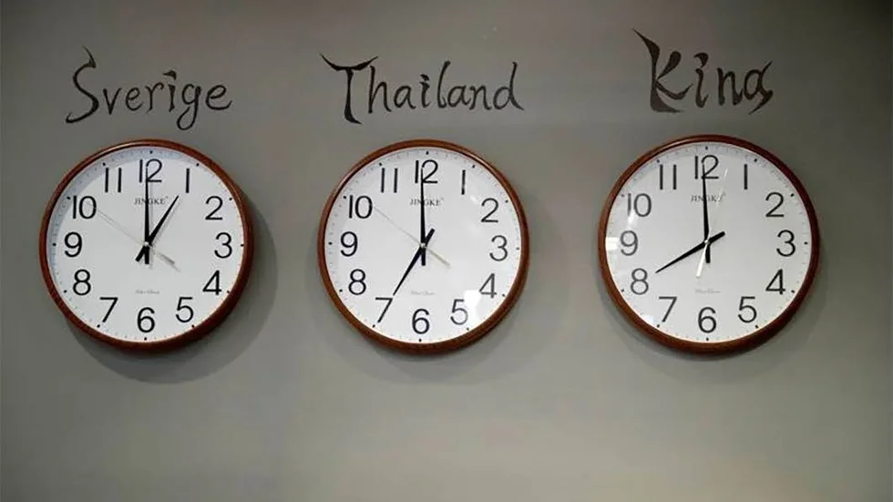 Här kan man se vad klockan är både i Sverige, Thailand och Kina.