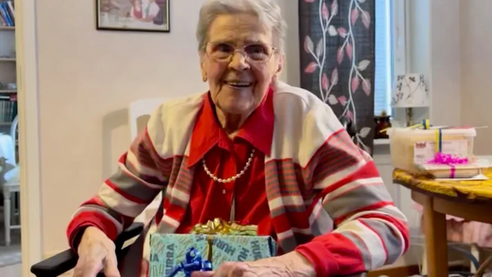 Det var en glad 100-åring som öppnade sina paket hemma på Fluxen.