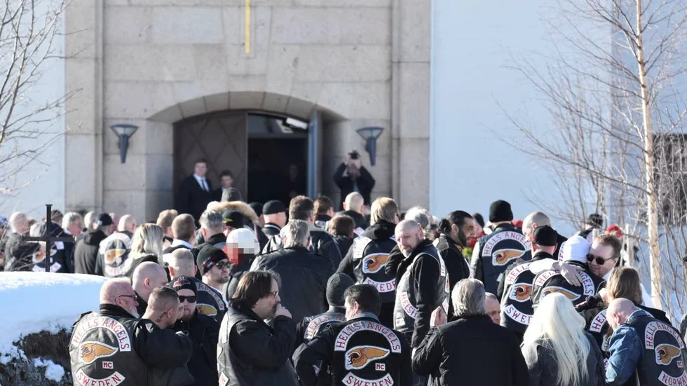 Flera hundra män i Hells Angels organisation fanns på plats under fredagen i Överkalix när en medlem i Luleåavdelningen begravdes.