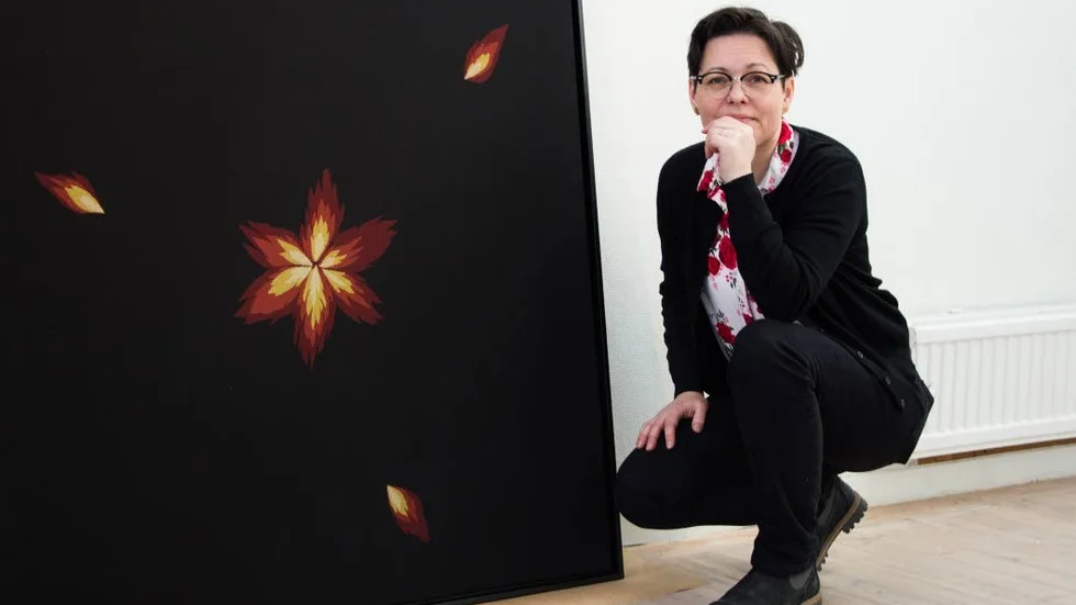 Victoria Andersson broderar ofta på svart markis - storskaliga verk som kräver fysisk ansträngning.