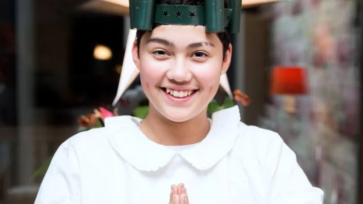Miles Buachan kröntes till Montessoriskolans Lucia. Här provar han provisoriska kläder han hittade i garaget inför fotograferingen. Luciatåget kommer till Domkyrkan kl. 16.