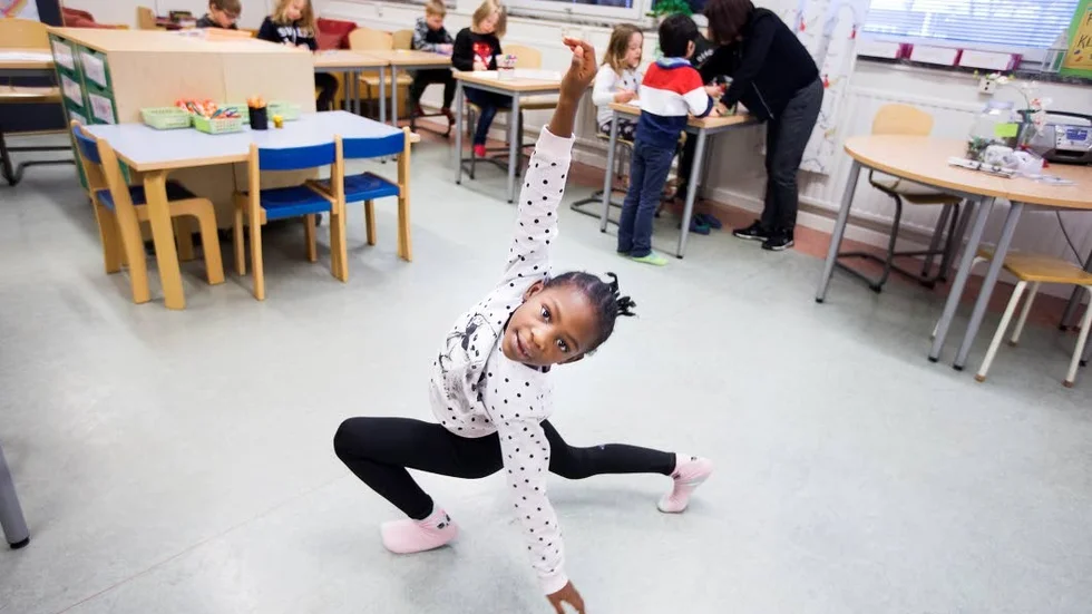 Sexååringen Benita Kameni Fassen är ny i Sverige och ny i förskoleklassen på Örnäset.
