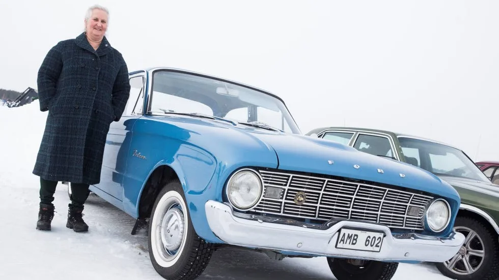 Blå pärla på Altersrundan. Annika Lundström kom från västerbottniska Kåge med sin Ford Falcon, årsmodell -60.