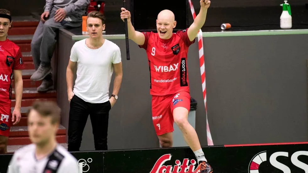 Oskar Forsgren jublar efter att Wibax Patriots säkrade det allsvenska kontraktet. Till vänster i bild syns den knäskadade stjärnspelaren Martin Hallén-Almroth.