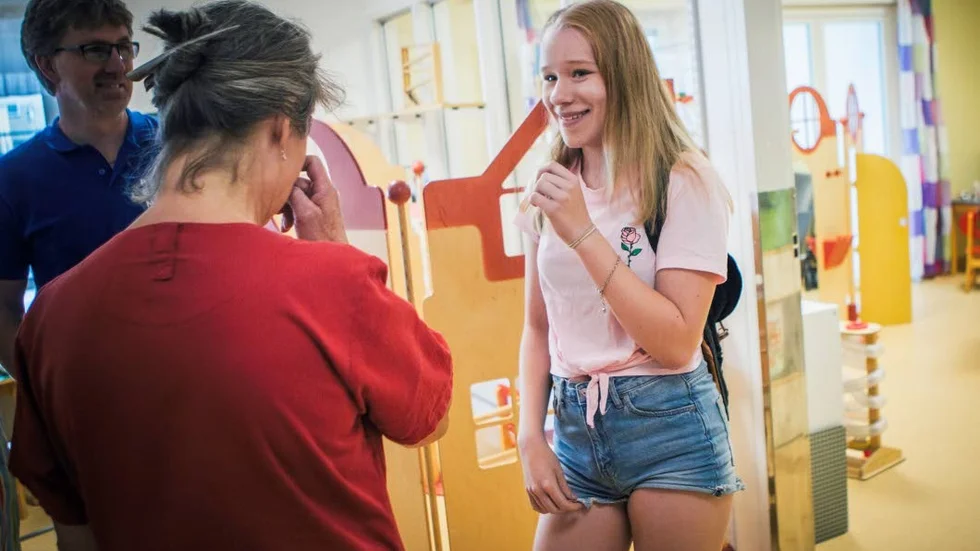 Flera i personalen på Barnsjukhuset kom fram och kramade om Elsa och hennes föräldrar.