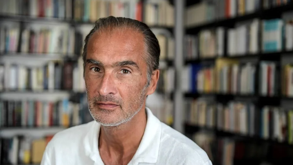 Aris Fioretos debuterade som författare 1991 med den prosalyriska "Delandets bok". Samma år disputerade han i litteraturvetenskap med avhandlingen "Det kritiska ögonblicket". För sina romaner och essäsamlingar har han prisats flera gånger både i Sverige och i Tyskland.