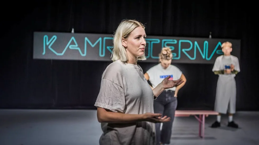 Regissören Helle Rossing har gjort en uppdatering av Strindbergs 1800-talspjäs "Kamraterna" som nu går mot premiär på Uppsala stadsteater.