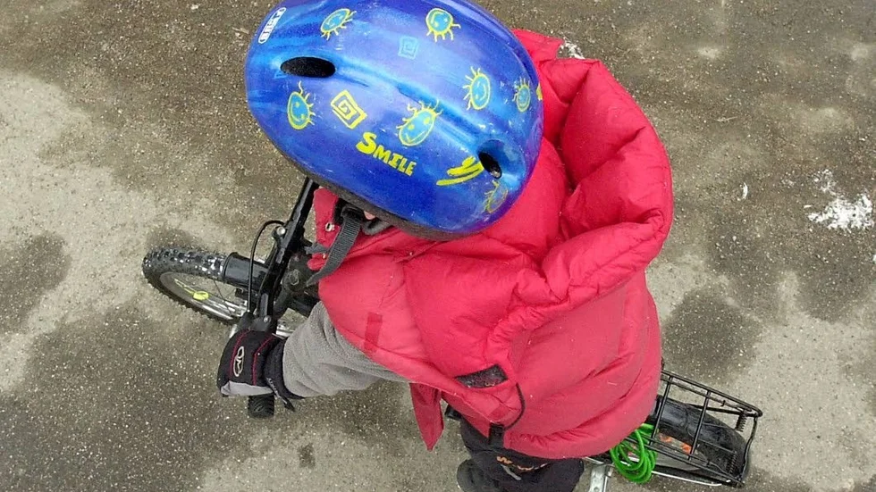Hur vågar föräldrar låta barn under skolålder cykla själva under morgonrusningen, skriver Isabel Larruy Bergqvist.