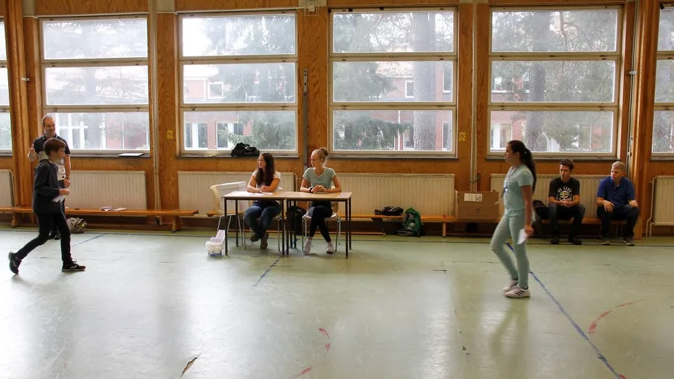 Röstmottagarna Thyra Penttinen och Wilma Bayard vid bordet, avbytarna Albin Engvall och Albin Lövstav till höger på bänken.