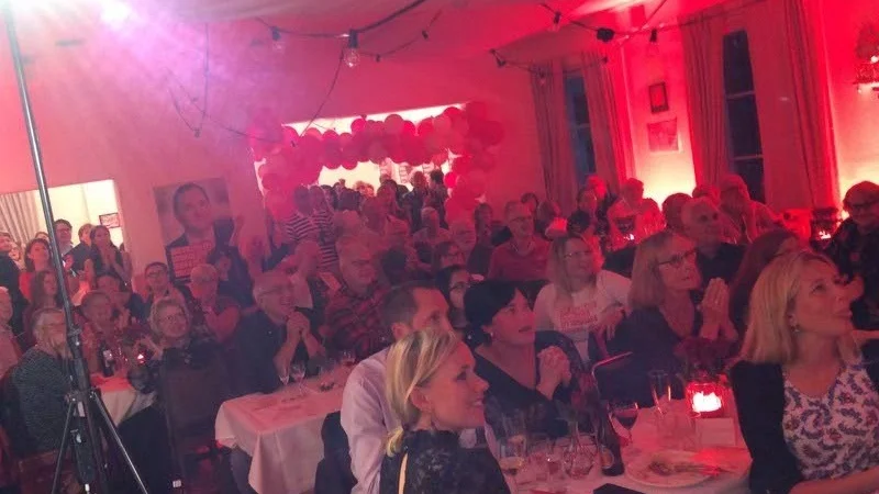 Socialdemokraternas valvaka hålls i Grekiska föreningens lokal i Uppsala.