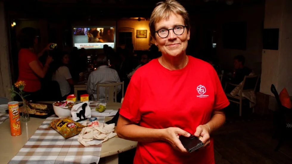 Många försökte hålla humöret uppe på Socialdemokraternas valvaka på Kvarnen i Gimo. Kommunalrådet Margareta Widén Berggren (S) hoppades att S kraftiga nedgång i riksdagsvalet inte skulle återspegla sig i Östhammars kommunval.