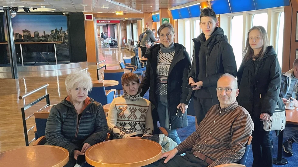 Från vänster: Alla Isikova, Liana, Julia, Bogdan och Snizhana. Sittande till höger Anders Bjerkhoel.