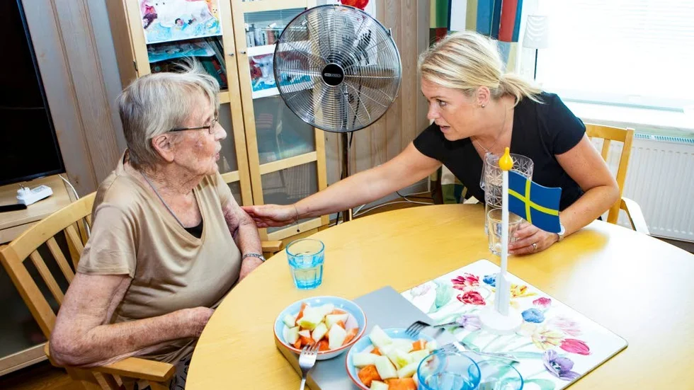 Lena Hallengren i samspråk med Gunhild Åkerlind som bor på Hallelparken.