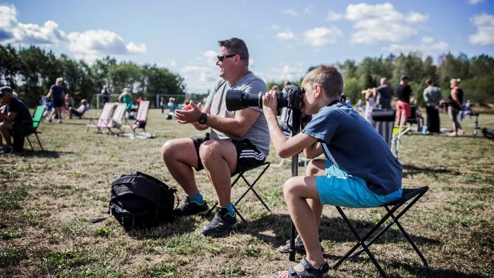 Pappa Janne Sedvall, 52 år, och sonen Rasmus Sedvall, 11 år, fotar när Rasmus vänner spelar matcher