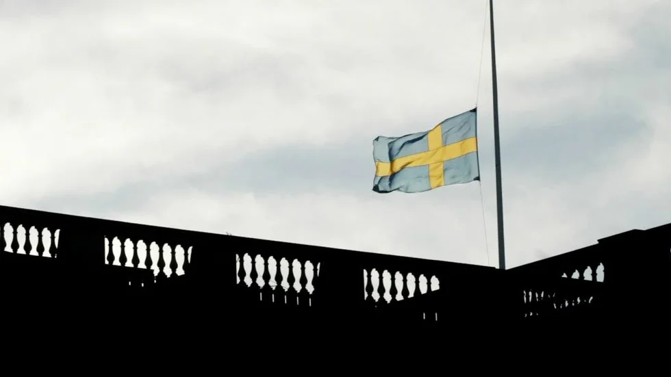 Den aktuella skolan flaggar under måndagen på halv stång. Genrebild.
