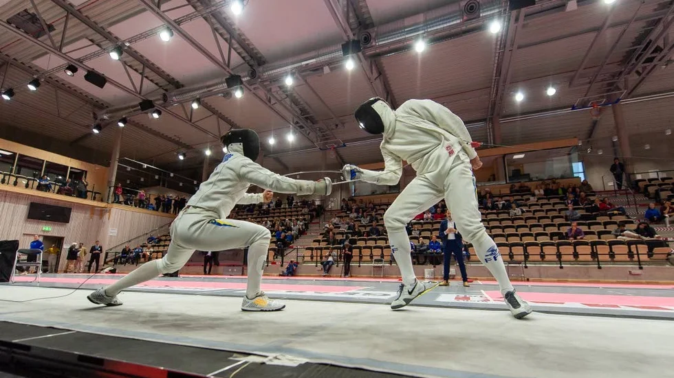 Linus Islas Flygare sätter in segerstöten mot Carl-Henrik Wendt i värjfinalen.