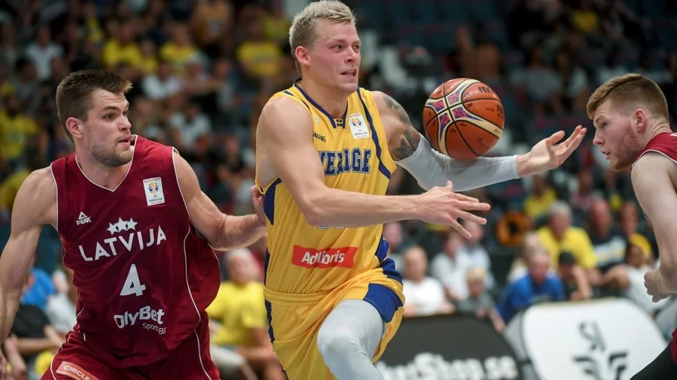 Viktor Gaddefors inledde årets säsong i Uppsala Basket. Nu tryckte han undan San Antonio Spurs-letten Davis Bertans som om det var ingenting.