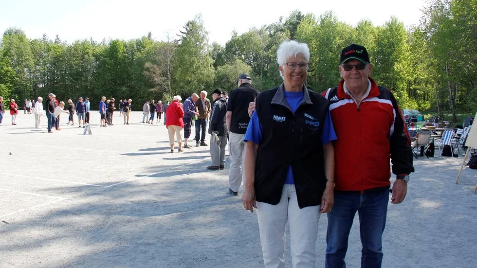 Barbro Nilsson var tävlingsledare och Björn Wallin dataansvarig när det på torsdagen var premiär för bouletävling på Höken.
