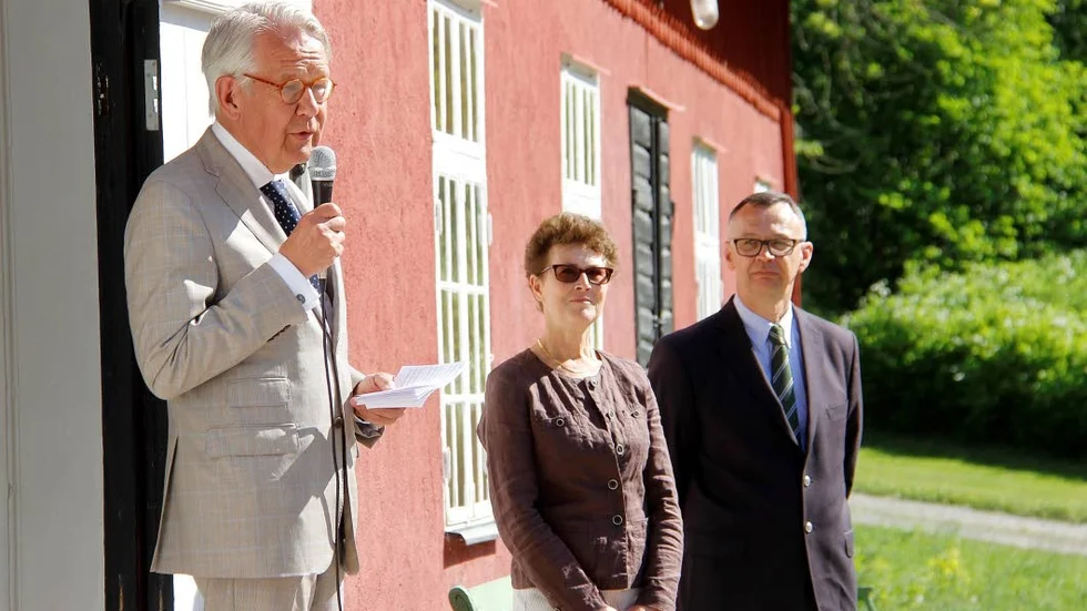 "Här finns tre sekler svenskt konsthantverk och konsthistoria" sade riksmarskalk Svante Lindqvist när han tillsammans med Bessan och Jacob von Ehrenheim invigde årets sommarutställning vid Grönsöö slott.