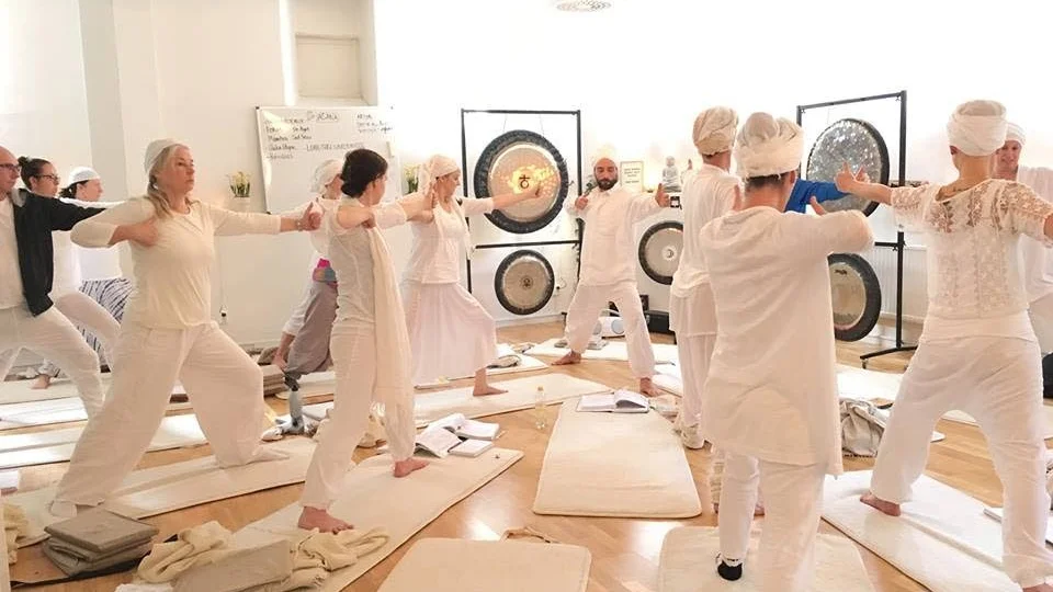 En av Roland Nahringbauers lärarträning i kundaliniyoga i Karlstad. Foto: Birgitta Hedman