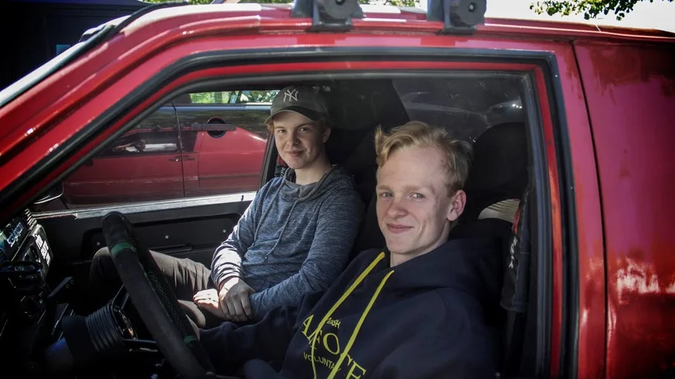 Rasmus Hyden (närmast kameran) och August Eriksson skaffade A-traktorer då de båda är väldigt motorintresserade.