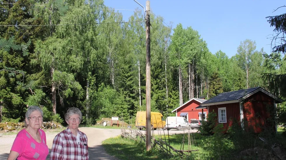 Den här kommunala gatlampan står på  Monica Sandströms (till höger) mark i Kastebo, utanför Månkarbo. Den är en av de 1 059 gatlampor som nu ska tas bort. Till vänster har vi Ulla Söderbergs som redan fått gatlampan utanför sitt hus i Ålfors borttagen.