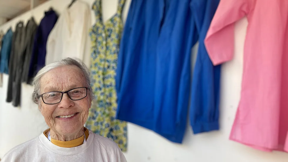 Stina Elming jobbar dagarna före helgen med att sätta upp begagnade kläder i Berlins gamla skyltfönster. " Fastighetsägaren Tallkvisten har sponsrat oss och vi får låna lokalen gratis", säger Elming.