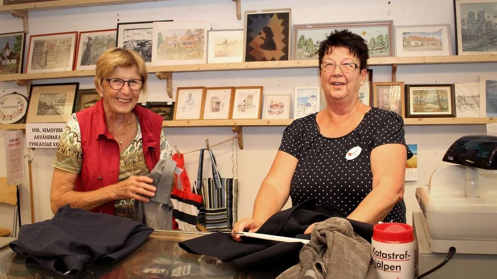 "Vi säljer mycket second handkläder, speciellt barnkläder går bra" säger Lisbeth Låhdö och Åsa Mahlberg i Röda Korsets butik Kupan.