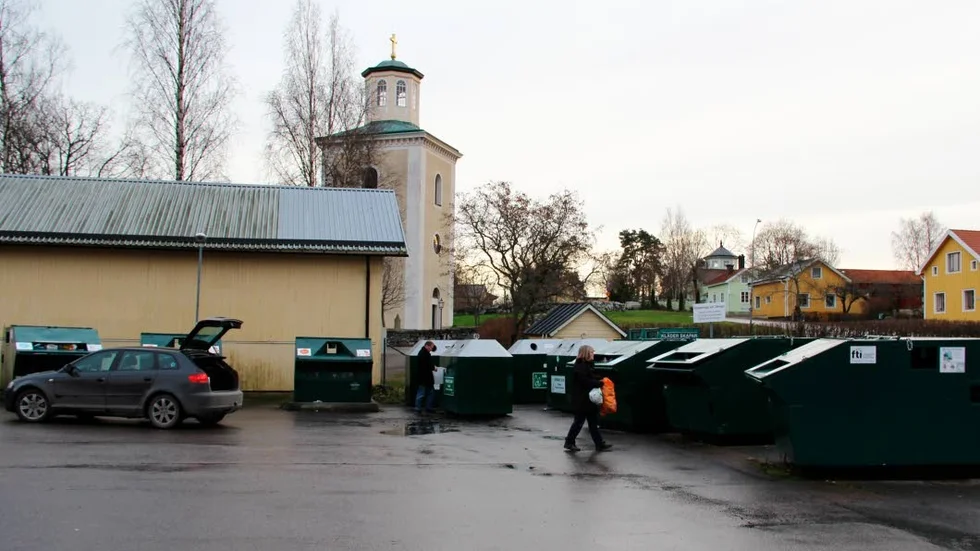 Återvinningscentralen intill Brunnsskolan i Östhammar har i dagarna fått flytta på sig, för att ge plats åt bilparkering nära kulturhuset Storbrunn (arkivbild).