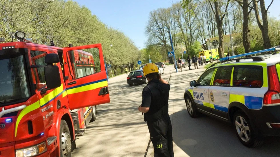 Polis och räddningstjänst begav sig till platsen där två personbilar hade kolliderat.