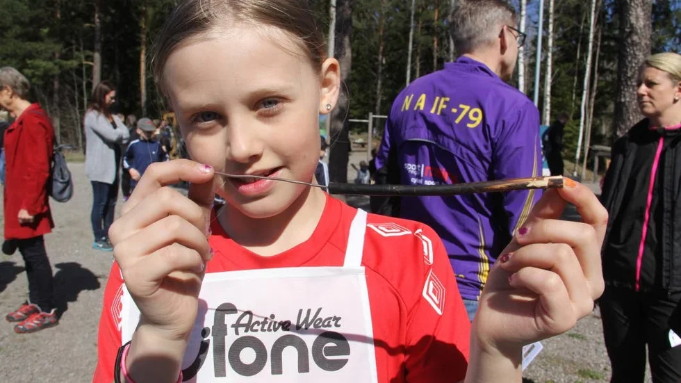 10-åriga Alva Lööf gjorde en egen potatissticka. Med den ska hon kolla om potatisen är färdigkokad.