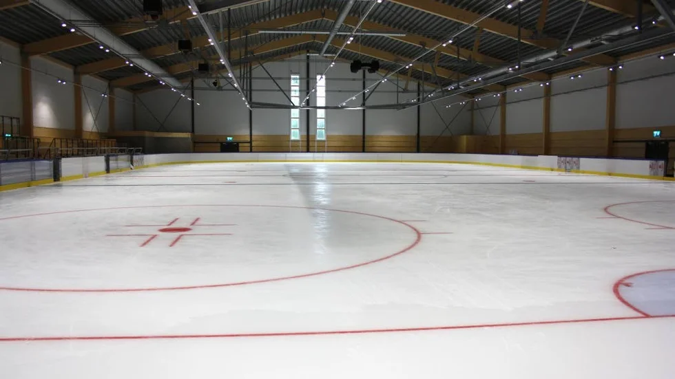 Ishallsbygget har följts av problem. Först steg kostnaderna sedan försenades sargen och nu fukt i taket.