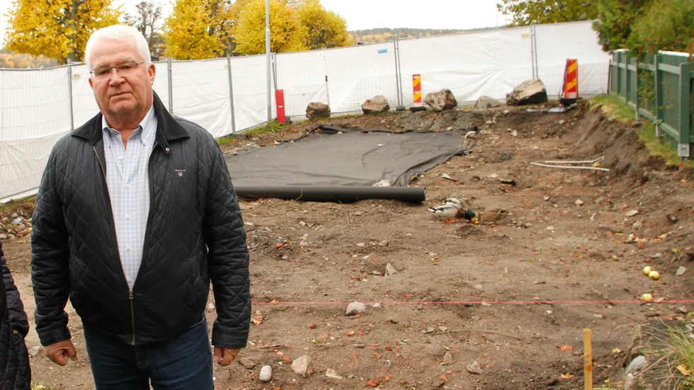 Owe Peterson bor granne med den aktuella fastigheten. Han och Lillemor Källrot överklagade kommunens bygglov från i somras och fick rätt av länsstyrelsen. Nu begär de resning, med hopp om att kammarrätten ska upphäva ett beslut från 2017.