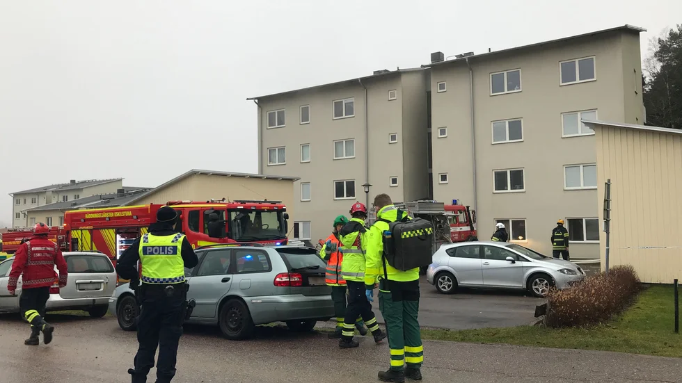 Åtta enheter med räddningstjänst, polis och ambulans ryckte ut.