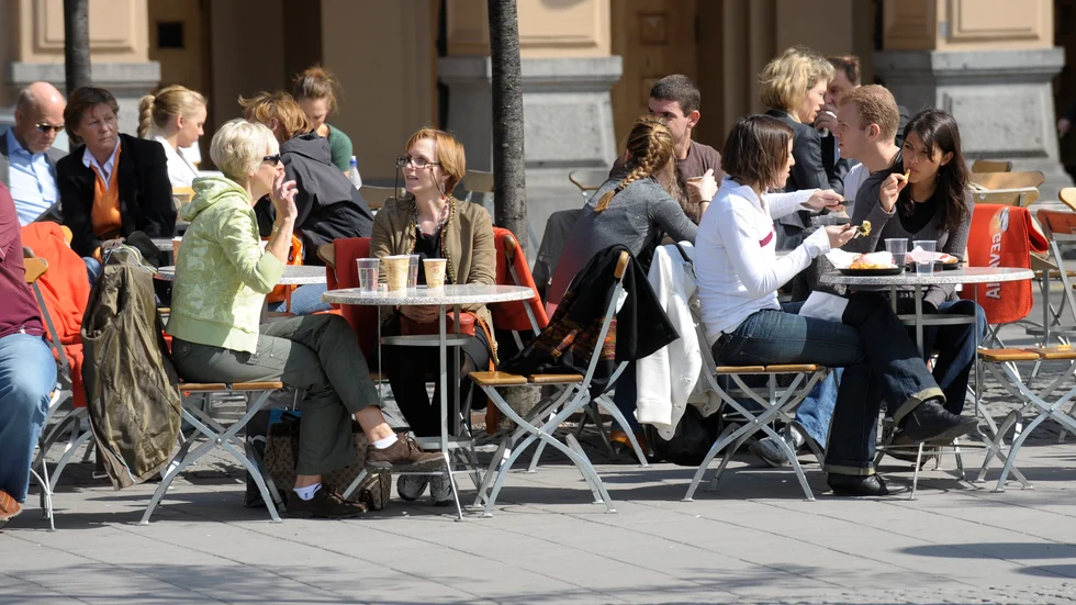 Folkliv utanför porten, något alla vill ha. Och inte.