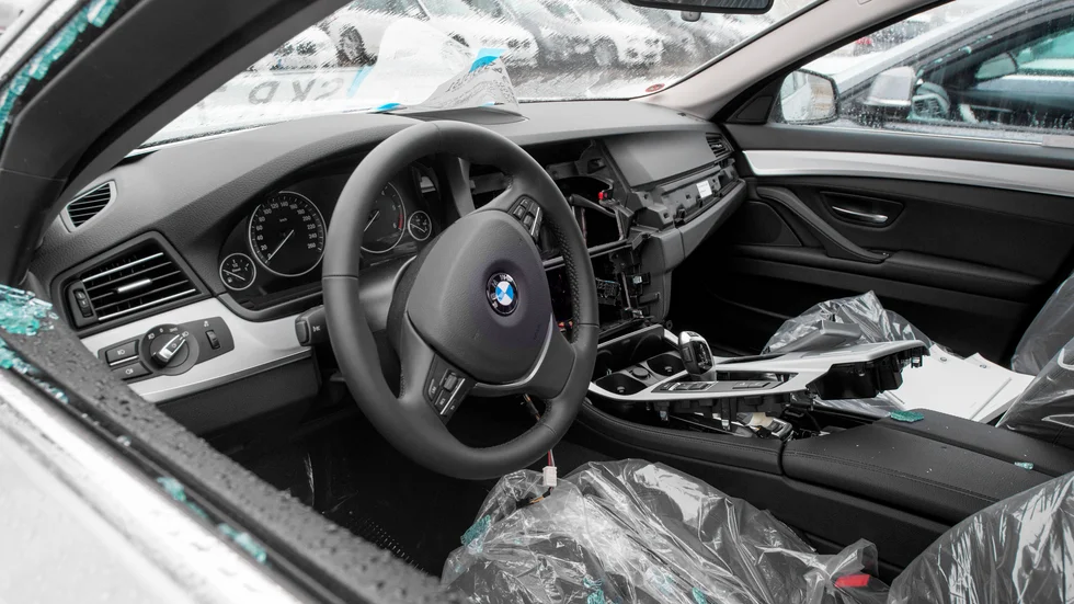 Polisen misstänker att en organiserad liga slår till med stölder mot BMW-bilar runt om i Sverige.